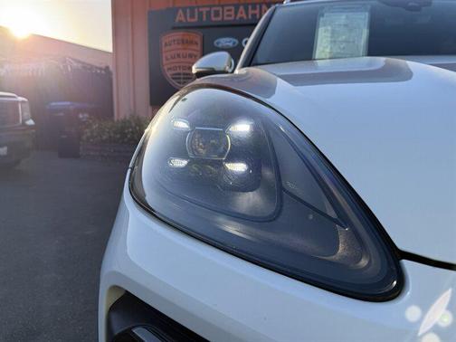 Carrara White Metallic 2021 Porsche Cayenne Cayenne