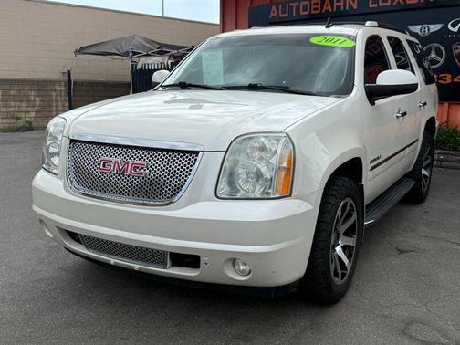 White Diamond Tricoat 2011 GMC Yukon Denali