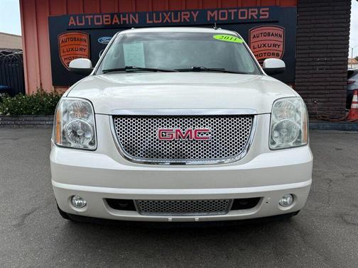 White Diamond Tricoat 2011 GMC Yukon Denali