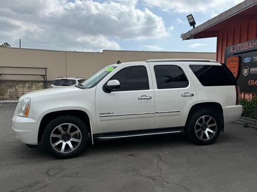 White Diamond Tricoat 2011 GMC Yukon Denali