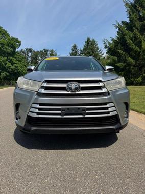 Silver 2019 Toyota Highlander XLE