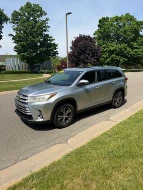 Silver 2019 Toyota Highlander XLE