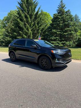 Black 2022 Ford Edge SEL
