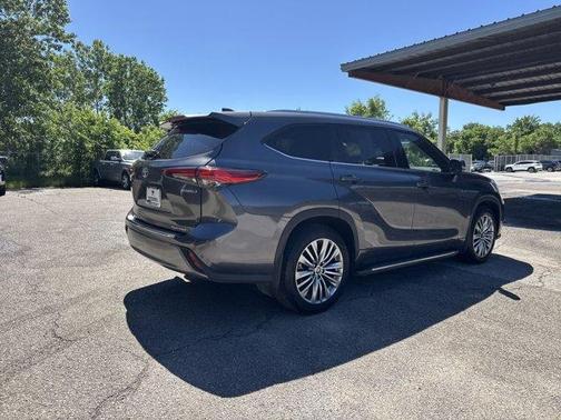 2022 Toyota Highlander Hybrid Platinum