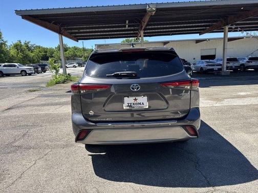 2022 Toyota Highlander Hybrid Platinum