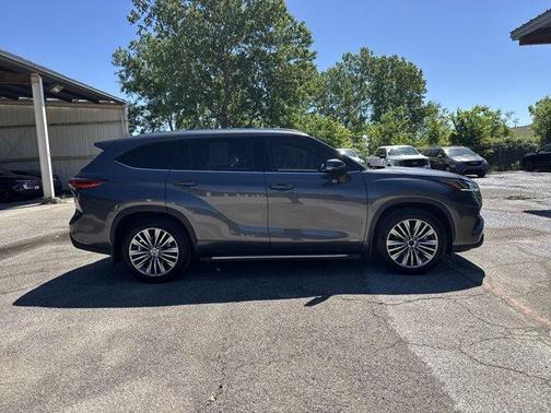 2022 Toyota Highlander Hybrid Platinum