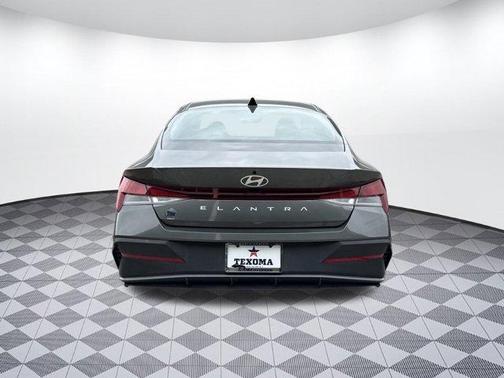 2024 Hyundai ELANTRA SE