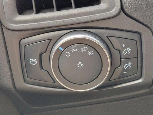 Photo 5 of 32 of 2016 Ford Focus SE