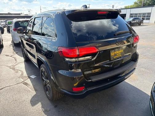 Diamond Black Crystal Pearlcoat 2018 Jeep Grand Cherokee Laredo E