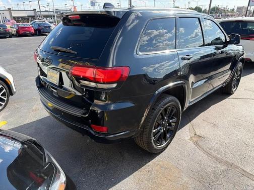 Diamond Black Crystal Pearlcoat 2018 Jeep Grand Cherokee Laredo E