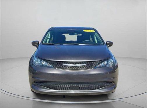 Granite Crystal Metallic Clearcoat 2023 Chrysler Voyager LX