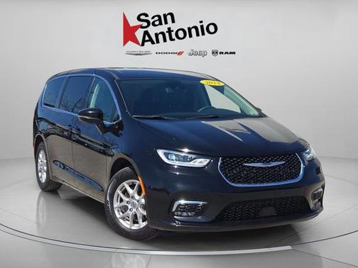 Diamond Black Crystal Pearlcoat 2024 Chrysler Pacifica Touring L