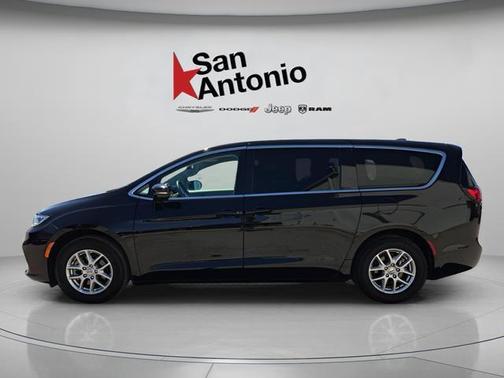 Diamond Black Crystal Pearlcoat 2024 Chrysler Pacifica Touring L
