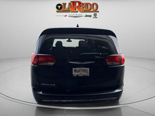 Brilliant Black Crystal Pearlcoat 2020 Chrysler Pacifica Touring