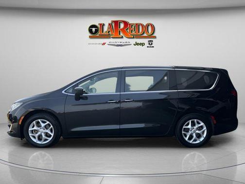 Brilliant Black Crystal Pearlcoat 2020 Chrysler Pacifica Touring