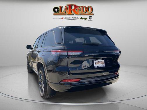 diamond black crystal pearlcoat 2026 Jeep Grand Cherokee Summit