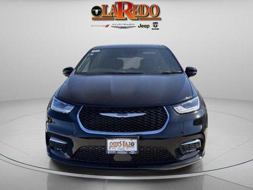 Diamond Black Crystal Pearlcoat 2026 Chrysler Pacifica L
