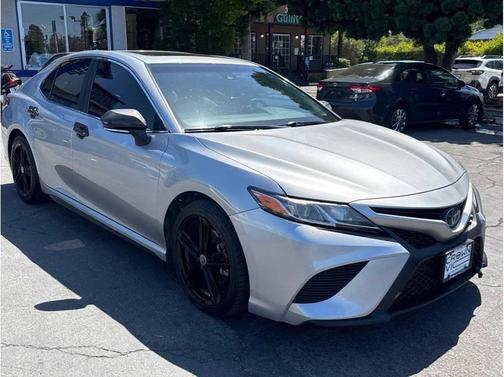 Super White 2018 Toyota Camry SE