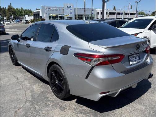 Super White 2018 Toyota Camry SE