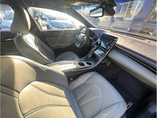 2020 Toyota Avalon Hybrid XLE