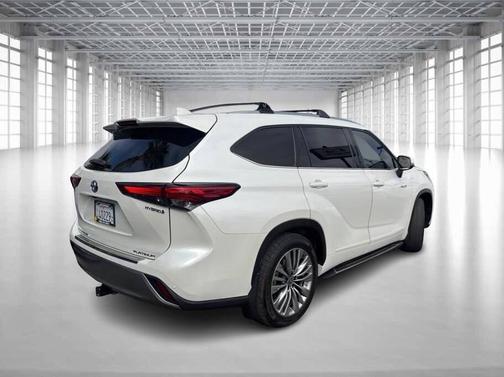 2021 Toyota Highlander Hybrid Platinum