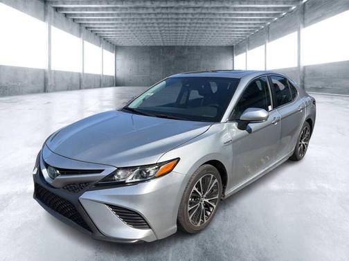 Celestial Silver Metallic 2018 Toyota Camry Hybrid SE