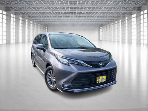 2021 Toyota Sienna XLE 8 Passenger