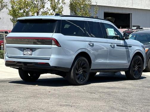 GRAY MIST METALLIC TRI-COAT 2025 Lincoln Navigator RESERVE