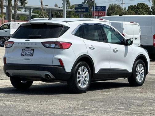 OXFORD WHITE 2022 Ford Escape SE