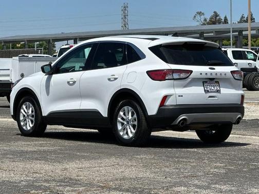 OXFORD WHITE 2022 Ford Escape SE