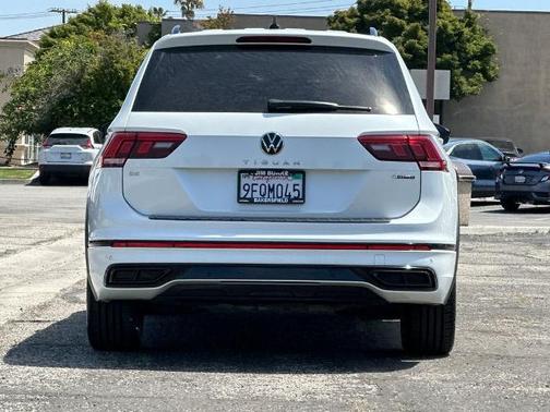 Opal White Pearl Effect 2023 Volkswagen Tiguan 2.0T SE R-LINE BLACK