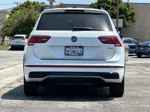 Opal White Pearl Effect 2023 Volkswagen Tiguan 2.0T SE R-LINE BLACK