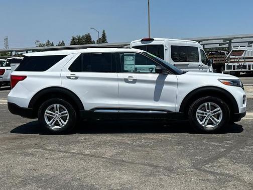 OXFORD WHITE 2023 Ford Explorer XLT