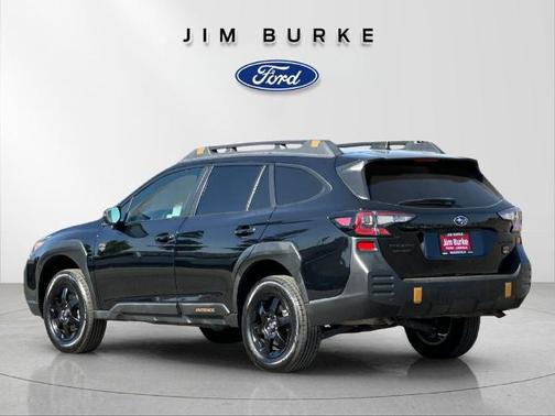 Crystal Black Silica 2022 Subaru Outback WILDERNESS
