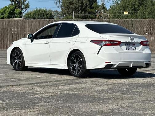 Super White 2018 Toyota Camry