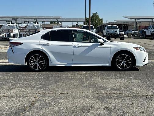 Super White 2018 Toyota Camry