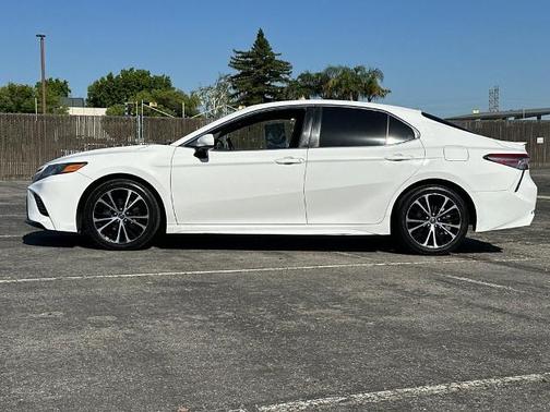 Super White 2018 Toyota Camry