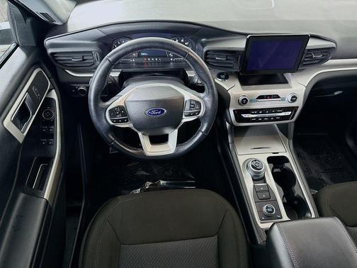 Iconic Silver Metallic 2022 Ford Explorer XLT