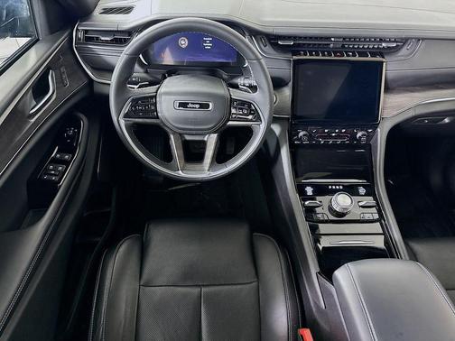 Diamond Black Crystal Pearlcoat 2023 Jeep Grand Cherokee Overland