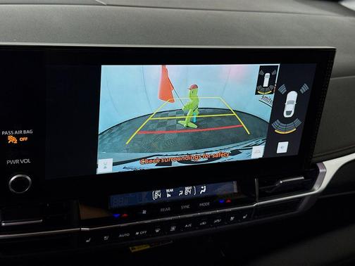 Pearl 2025 Toyota Sienna Limited