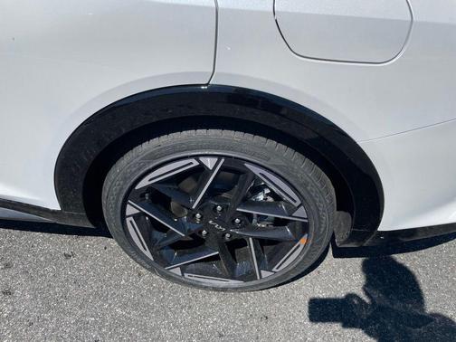 Snow White Pearl 2026 Kia K4 GT-Line