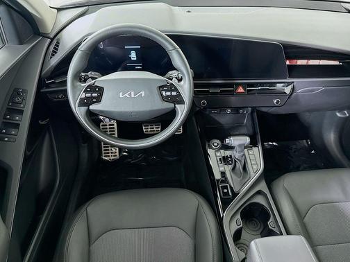 Cityscape Green 2023 Kia Niro Touring