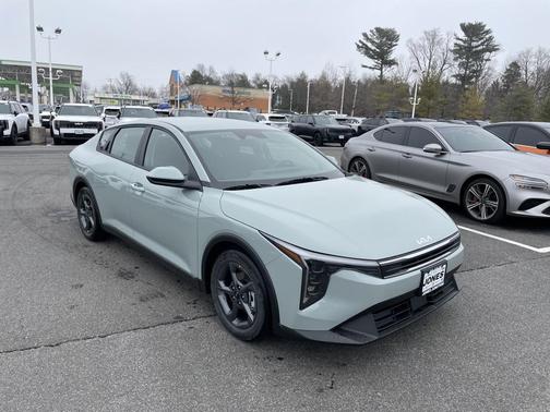 2026 Kia K4 LXS