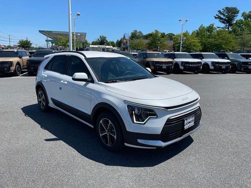 Snow White Pearl 2026 Kia Niro LX