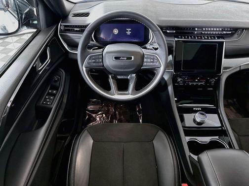 Bright White Clearcoat 2023 Jeep Grand Cherokee Altitude