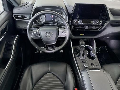 Midnight Black Metallic 2023 Toyota Highlander XSE