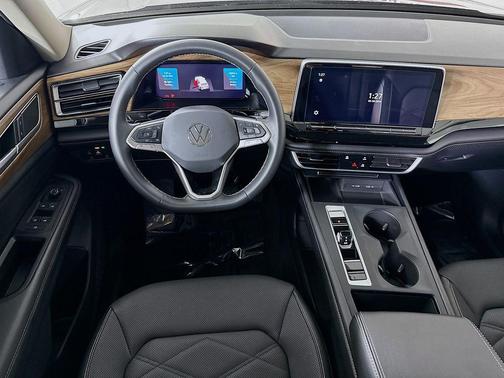 Deep Black Pearl 2024 Volkswagen Atlas 2.0T SE