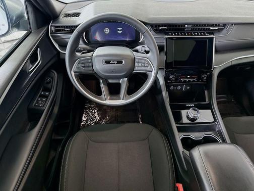 Bright White Clearcoat 2025 Jeep Grand Cherokee Laredo