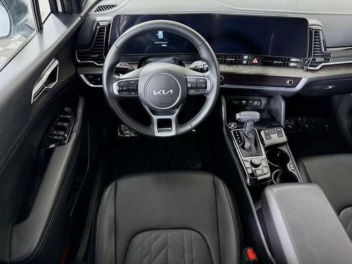 Glacial White Pearl 2024 Kia Sportage X-Line