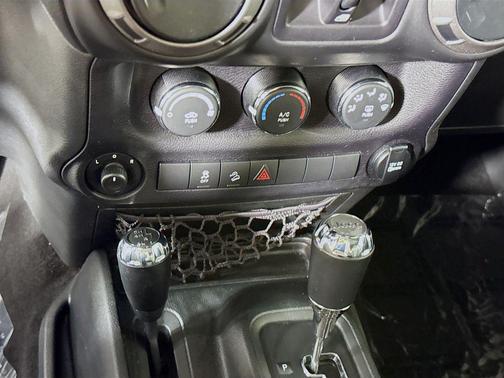 Bright White Clearcoat 2017 Jeep Wrangler Unlimited Sport